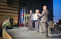 Priznanje za ustvarjalnost in pedagoško delo na likovnem področju je prejela Silva Karim