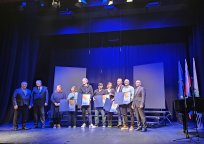 Nagrajenci ob letošnjem kulturnem prazniku: Nevenka Vidmar, Miran Krapež in skupina Koncert generacij v družbi predsednika in tajnika ZKD Ajdovščina Arturja Lipovža in Marjana Krpana, slavnostne govornice Ane Maraž in podžupana Mitja Tripkovića