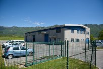 Logistični center na obrobju mesta.