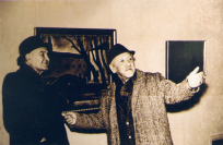 Lokar in Pilon na odprtju Pilonove retrospektive v Moderni galeriji v Ljubljani (ki tudi hrani originalno fotografijo)