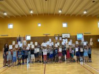 Župan s šolarji na lanskoletnem zaključku programa Mladost na burji. 