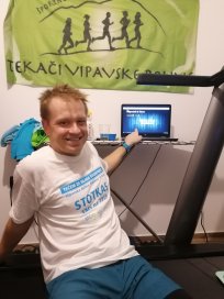 Luka po opravljenem 100-kilometrskem izzivu - utrujen, vendar zadovoljen. Čestitke! 