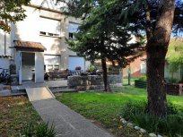 Hiša Malorca, zavetišče za brezdomce zaprtega tipa, z razvojnim socialnovarstvenim programom. 