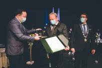 Zlati znak Občine Ajdovščina je prejel Marjan Krpan za prispevek k razvoju in ohranjanju ljubiteljske kulturne dejavnosti in zborovskega petja v občini. <br />
