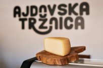 Med različnimi dobrotami, ki jih lahko najdemo na Ajdovski tržnici, imajo poseben čar lokalni mlečni izdelki. 