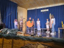 V pestrem kulturnem programu so nastopili domačini, učenci POŠ Budanje, ki so z različnimi humornimi skeči na izviren in zabaven način prikazali življenje ter tradicijo kraja.