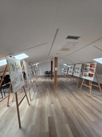 V prenovljeni mansardi galerije so na ogled dela iz akvarelističnega ekstempora.