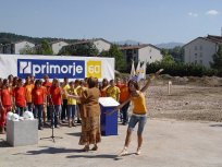 Mladinski zbor OŠ Danila Lokarja pod vodstvom Marinke Šuštar ter balerina Karin Velikonja