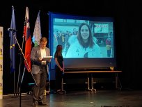 Andreja Slokar se je na prireditev oglasila prek monitorja. 