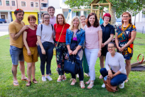 Udeleženci zadnje skupine Neverjetnih let, skupaj z voditeljicama socialno delavko Eriko Brataševec in psihologinjo Elizabeto Šapla 