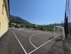 Sodobno športno igrišče se ponaša z rekreacijskim parkom, zunanjim fitnesom, večnamensko ploščadjo in parkiriščem. Na njem je mogoče igrati nogomet, mali nogomet, rokomet, košarko 3x3 in namizni tenis. 