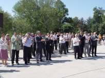 Občinstvo slovesnosti ob polaganju temeljnega kamna za novo šolo v Šturjah