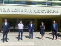 Državni sekretar Marjan Dolinšek in poslanec Andrej Černigoj sta si ogledala šolski kompleks. 