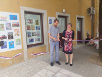 Razstava mladih fotografov iz Otroškega vrtca Ajdovščina na pročelju Pilonove galerije Ajdovščina 