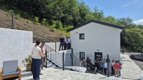 Direktorji stanovanjskih skladov na ogledu hiš za mlade v Dobravljah.