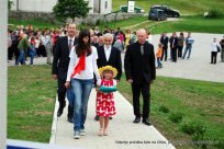 Slovesni sprevod na poti do vhoda nove telovadnice OŠ Otlica