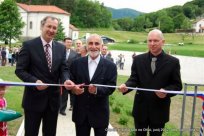 Trak so prerezali predstavnik izvajalca, podjetja Primorje, Robert Brajdih, župan Občine Ajdovščina Marjan Poljšak in ravnatelj OŠ Otica Rajko Ipavec