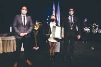 Za uspešno plesno zgodbo, ki že dobro desetletje z odličnimi plesnimi koreografijami osvaja občinstvo in nosi glas o Ajdovščini daleč izven njenih meja, je Plesni klub ADC v letu 2020 prejel Zlati znak Občine Ajdovščina. 
