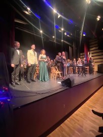 Pihalni orkester Burja Ajdovščina pod vodstvom dirigenta Andreja Kobala. Kot solista sta nastopila tenorist Gregor Ravnik ter sopranistka in akademska pevka Tina Debevec.