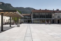 Mogočen kamnit pitnik krasi tudi Lavričev trg v mestu Ajdovščina