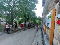 Lepo urejeno središče vasice Potok s počivališčem, prenovljeno inofo-tablo in pitnikom. 