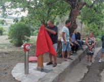 Pitnik stoji na zasebnem posestvu, odkril ga je lastnik Stanko, ki je prijazno odstopil prostor pohodnikom. 