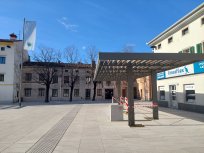 Pod latnike na Lavričevem trgu bodo nameščene klopi. 