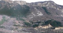 Plaz Stogovce je decembra 2010 odnesel del ceste nad Lokavcem. Foto Igor Benko. 