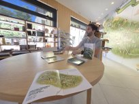 Jani Peljhan predstavlja nov turistični produkt v TIC-u Ajdovščina.