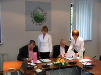 Pogodbo o izgradnji vrtca sta podpisala Andrej Marc in župan Marjan Poljšak 