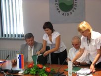 Pogodbo sta podpisala direktor ajdovskega Primorja mag. Dušan Črnigoj in župan Občine Ajdovščina Marjan Poljšak