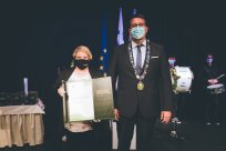 Jubilejno priznanje župana Občine Ajdovščina je prejel program Popoldan na cesti Škofijske karitas Koper za 20 let predanega dela z otroki in mladostniki. <br />
<br />
