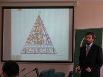 Piramida zdrave prehrane - prav na dnu, torej najpomembnejša, je telesna aktivnost 