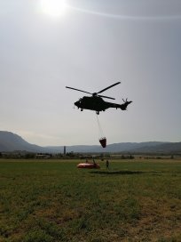 Helikopter Slovenske vojske je priletel na pomoč pri gašenju požara nad Dolgo Poljano. 