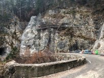 Postavljanje zaščitnih mrež na čavenski cesti skozi predore. 