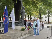 Združenje borcev za vrednote NOB Ajdovščina - Vipava je v počastitev dneva mrtvih pripravilo spominsko slovesnost pri spomeniku padlih borcev NOB na Cesti 5. maja