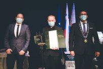 Rafael Klemenčič je prejel Zlati znak Občine Ajdovščina za pomemben prispevek k sožitju v skupnosti in predano skrb za ohranjanje sakralne dediščine. <br />
