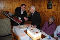 Gospodu Rafaelu je voščil predsednik Krajevne skupnosti Velike Žablje, Jožko Bat 