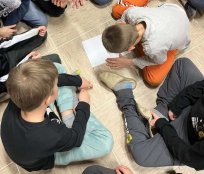 Otroci opravljajo zadano nalogo. 
Foto: Rdeči Križ Ajdovščina