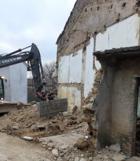 V zaselku Krašnovska v Budanjah je porušen del objekta z namenom širitve ceste. 