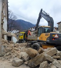 V Budanjah, v zaselku Krašnovski, porušen del objekta z namenom širitve ceste. 