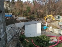 Nov podporni zid v strugi potoka Jevšček v Lokavcu. 