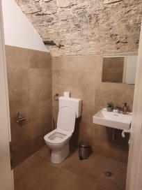Prenovljene sanitarije v grajski kleti v Vipavskem Križu 