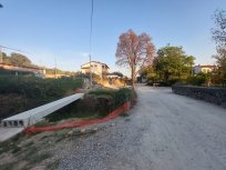 V sklopu širitve ceste in izgradnje pločnika v Dobravljah bo prenovljen tudi most čez Skrivšek. 