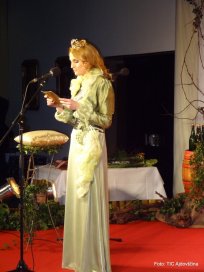 Kraljičino obleko je skreirala Tamara Vogrin, sešila Marina Lavrenčič, odlikuje jo svežina in živahnost. Špela jo rada nosi. <br />
 <br />

