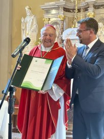 Slovesne svete maše se je udeležil tudi župan Občine Ajdovščina Tadej Beočanin, ki je škofu čestital in mu ob tej priložnosti v imenu Občine Ajdovščina izročil jubilejno županovo priznanje.