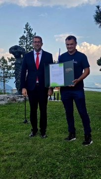 Župan Tadej Beočanin je predsedniku Društva Gora Milku Barišiću izročil jubilejno priznanje.