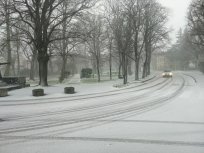 Sneg se tudi na Ajdovskem vse bolj oprijemlje cestišča. 