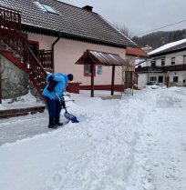 Gorjani kidajo svoja dvorišča, prek noči je namreč nasulo okoli 25 cm snega. 