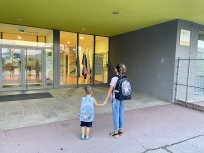 Otroka pred vstopom v šolo.